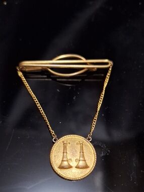 Vintage Mid-Century Gold Tone Trumpet Medallion Tie Bar – Two Bugles Charm